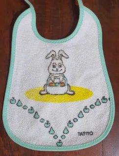 Babero de bebe con diseño de conejito