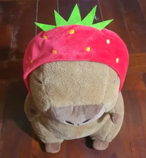 Peluche Capibara Kawaii con Sombrero de Fresa
